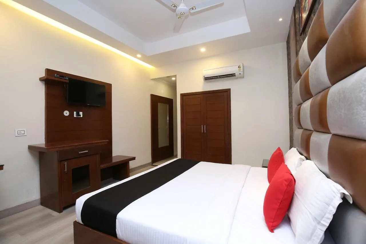 Hotel Shagun Chandigarh Zirakpur 3*,  הודו