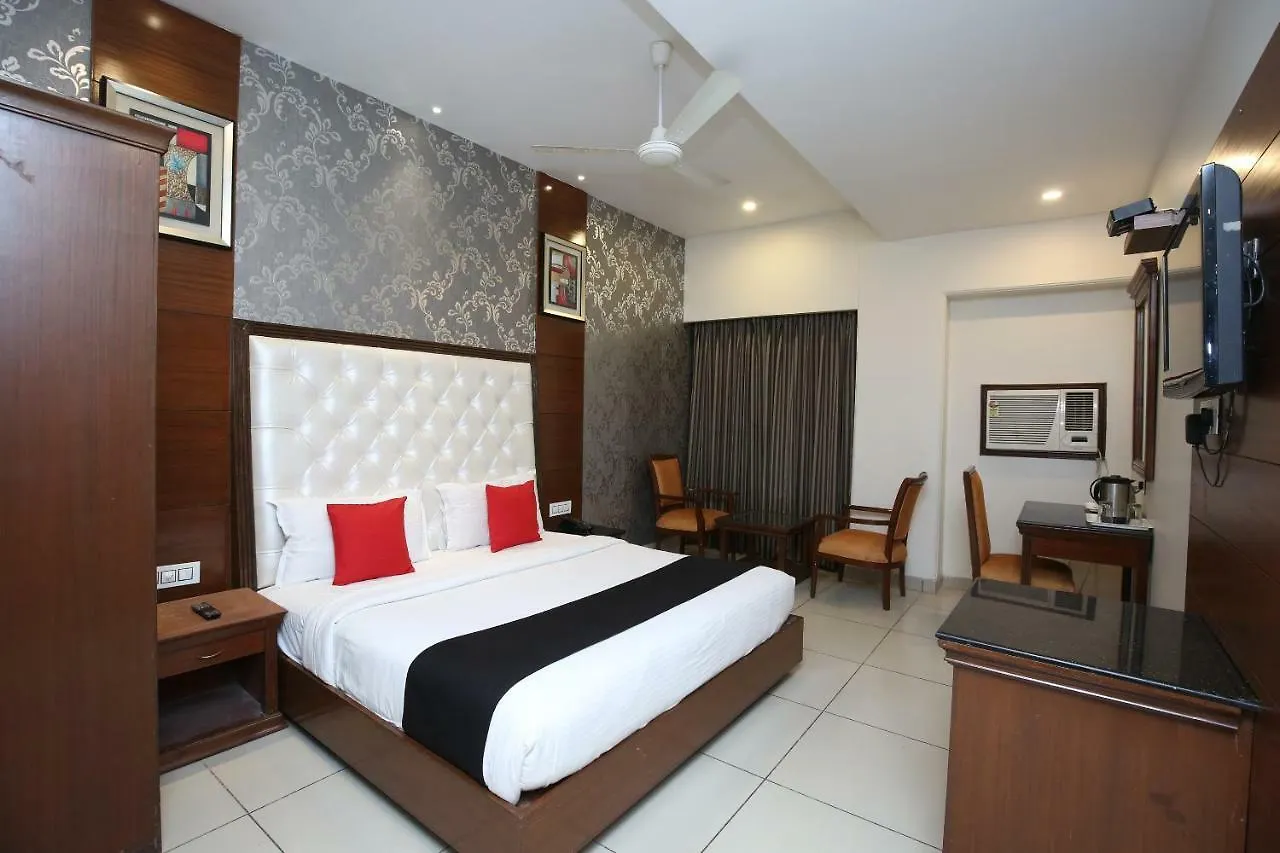 Hotel Shagun Chandigarh Zirakpur 3*,  הודו